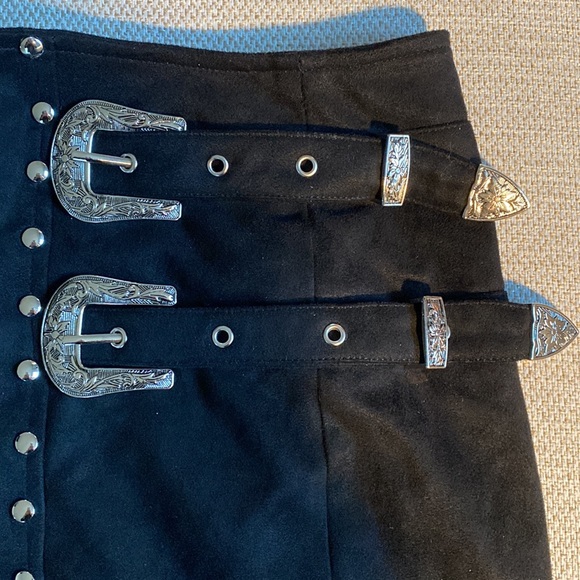 NWOT Forever 21 Studded Black Mini Skirt with Adjustable Belts - Picture 5 of 8